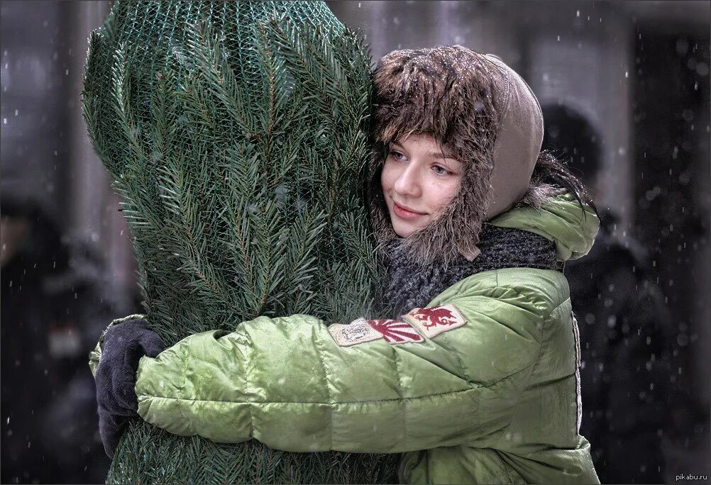 Мальчик привел девочку домой. Парень несет девушку на руках в доме. Девушка несет елку. Принес девушку домой. Принес девушку домой.