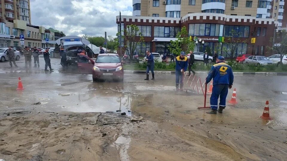 Аварии на коммунальных системах жизнеобеспечения. В Тамбове машина провалилась. Коммунальные происшествия. Тамбов горячая вода