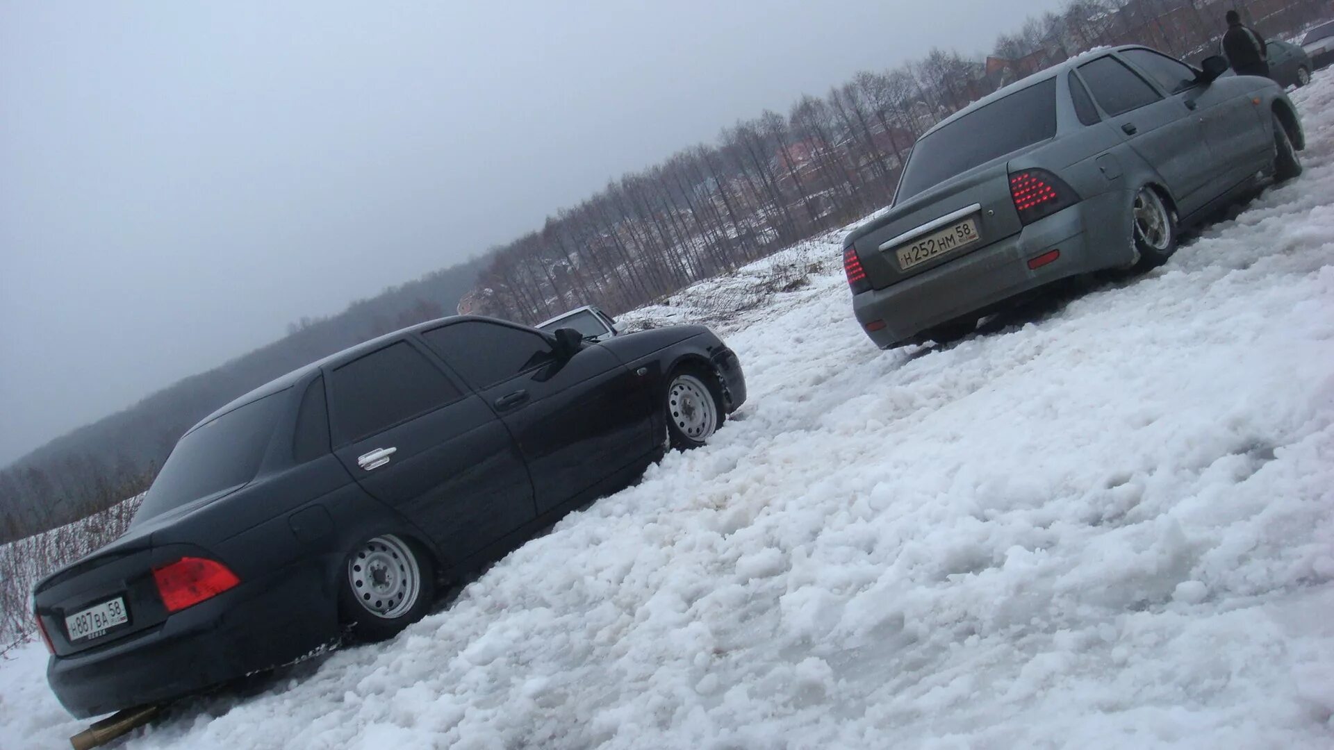 Утечка приоры тока приора. Приора 156 регион. Приора зимой.