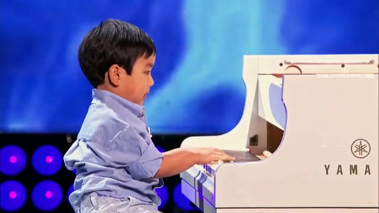 Дети с невероятными талантами. Китайский мальчик играет на пианино 4 года. Шоу талантов дети фортепиано. Мальчик китаец играет на пианино. Невероятно талантливый