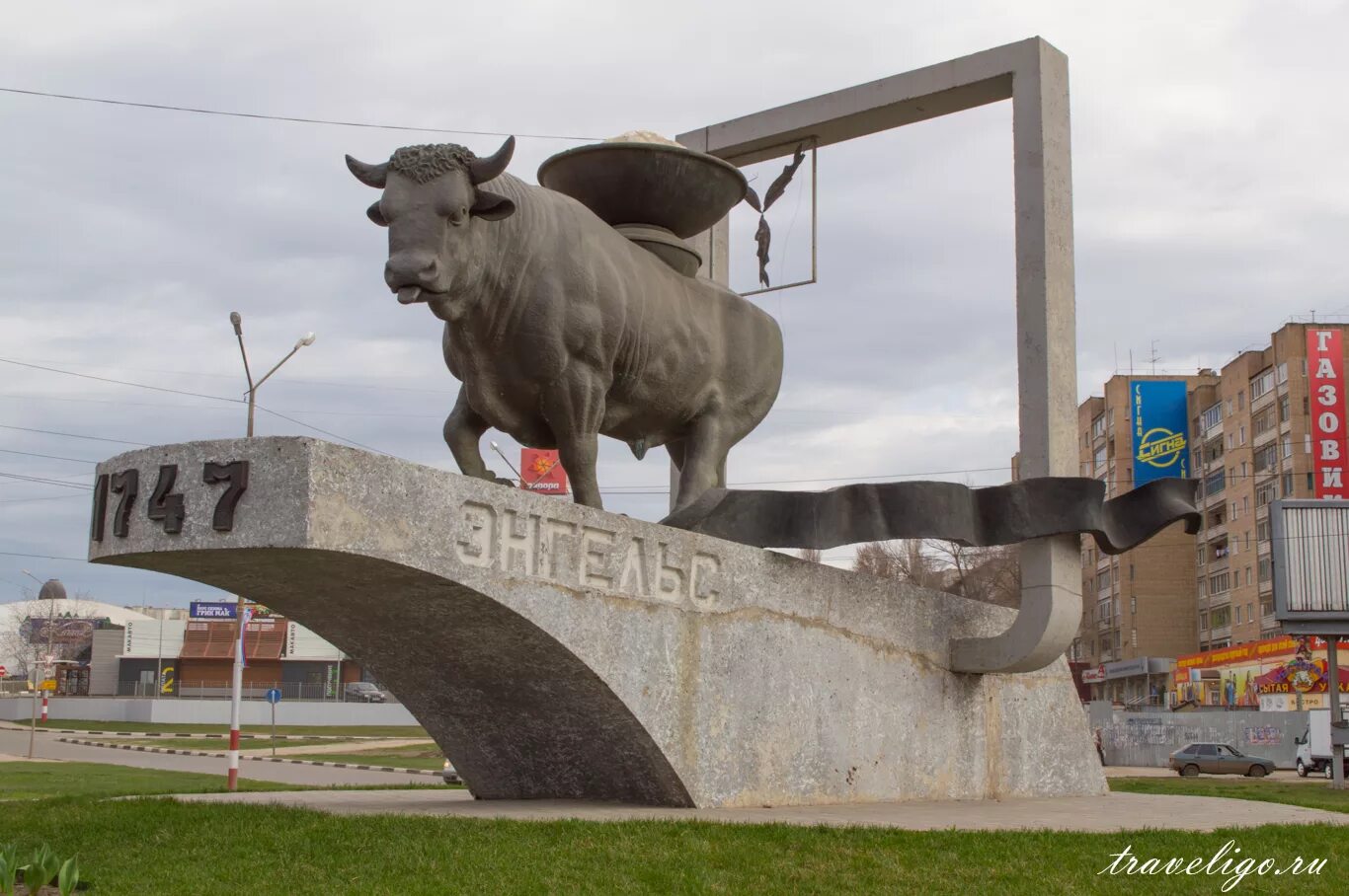 Г энгельс. Бык солевоз Энгельс. Памятники в Энгельсе бык солевоз. Памятники города Энгельса памятники города Энгельса. Город Энгельс Саратовской области.