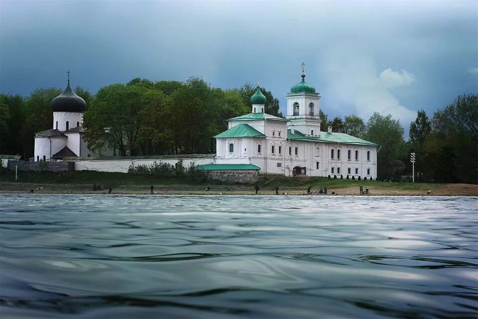 Река великая монастырь. Мирожский монастырь псков. мирожский монастырь во пскове архитектура. псков мирожский монастырь вид с реки. мирошкин монастырь псков.