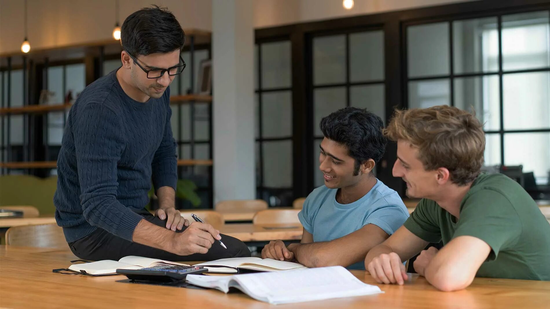 Группа студентов. Студентка вуза. Психологический тренинг. Стажировка студентов за рубежом. Motivating students.