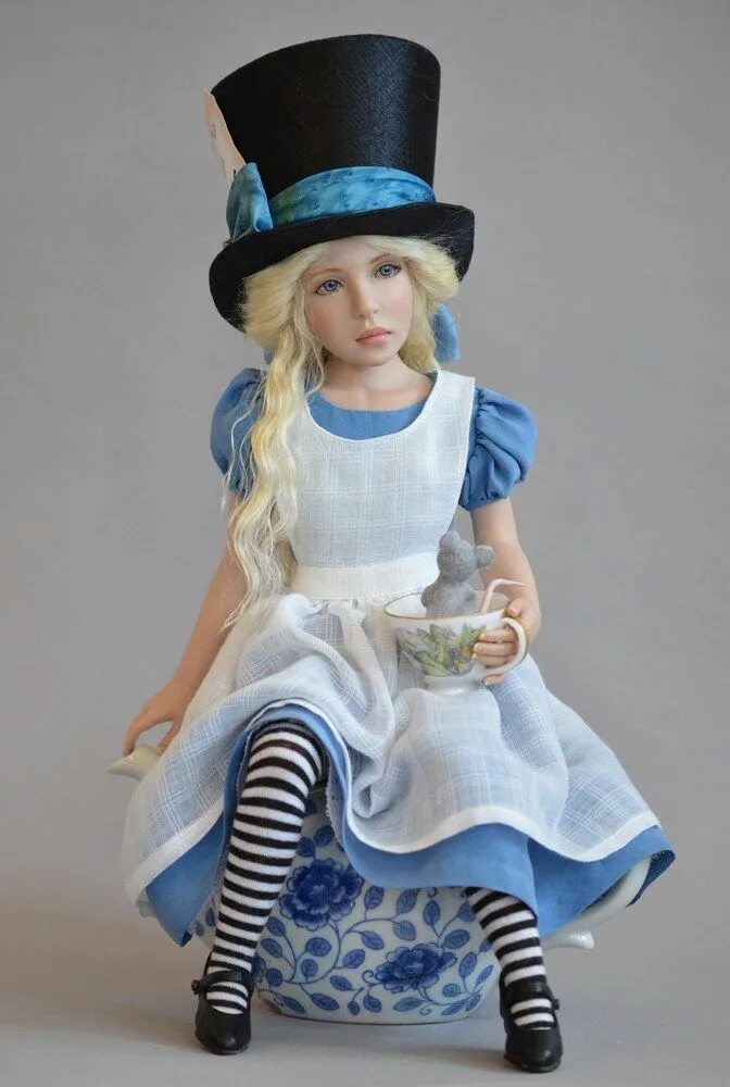 Куклы мадам александер. Кукла алиса в стране. Кукла алиса в стране. Алиса кукла дисней по фильму зазеркалье. Кукла алиса в стране.