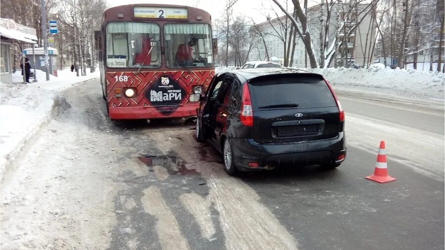 Вк жесть йошкар оле. ДТП С троллейбусом в Йошкар-Оле. Прогород Йошкар-Ола 8. ДТП С новым троллейбусом в Йошкар-Оле. ДТП С троллейбусом в Йошкар-Оле сегодня.