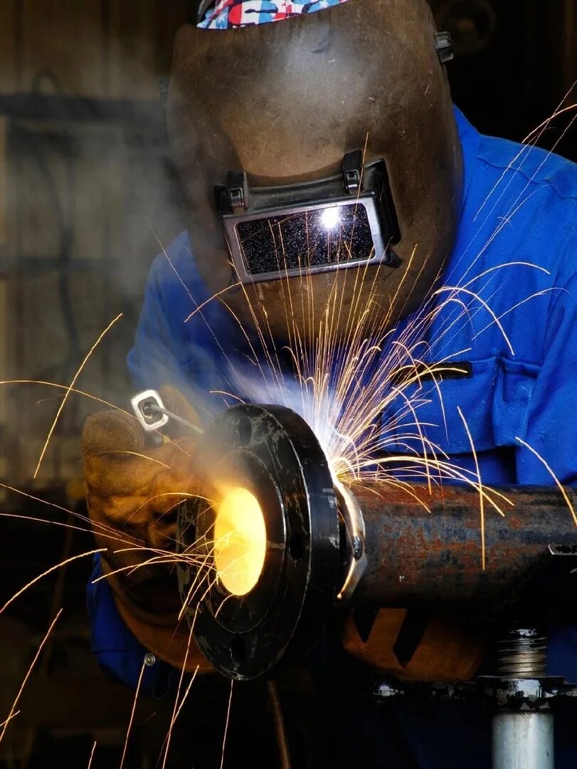 Сварщик 5 разряда. Сварка сварщик. Сварочный цех. Сварка в междудонке корабля. Сварка.