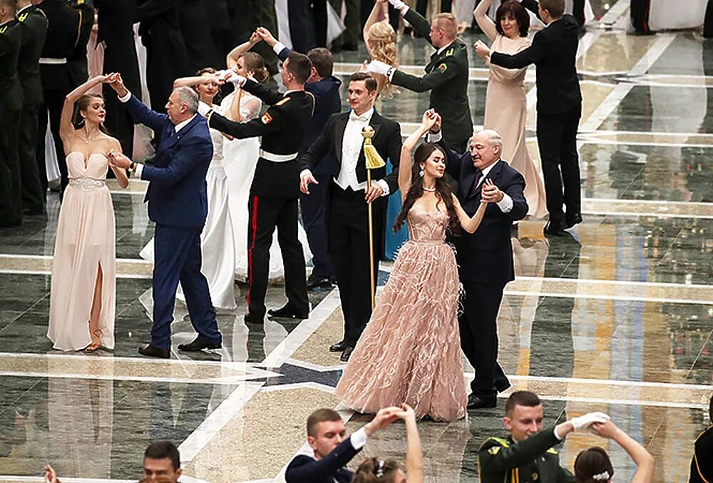 Под какой вальс танцевал лукашенко. Лукашенко бал дворец независимости. Новогодний президентский бал. Мария василевич и лукашенко. Лукашенко танцует вальс.