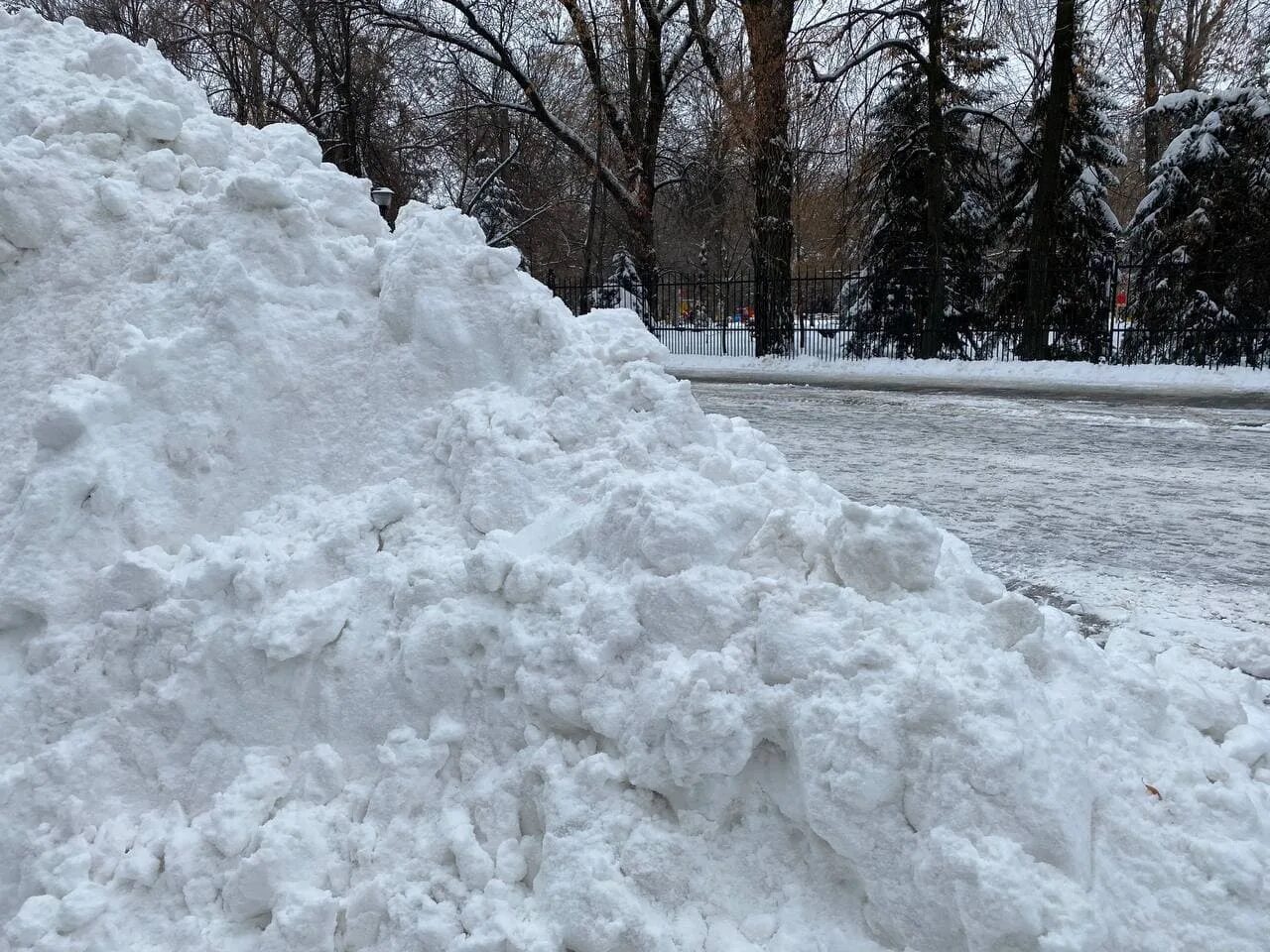 Дорогу завалило снегом. Завалы снега. Завалило снегом. Завалы снега на дороге. Заваленные снегом дороги.