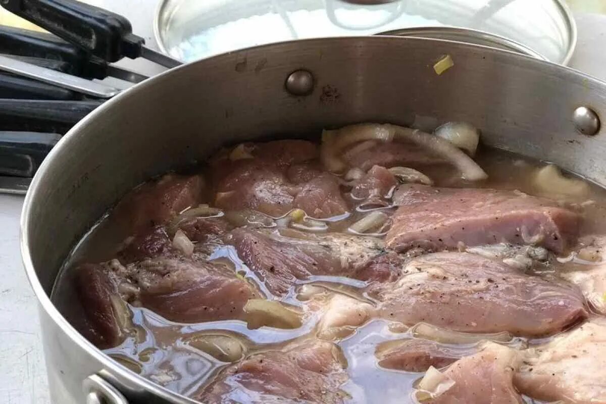 Как замариновать мясо свинины для копчения. Маринование мяса. маринад в кастрюле. мясо для шашлыка. маринад для свинины шашлык.