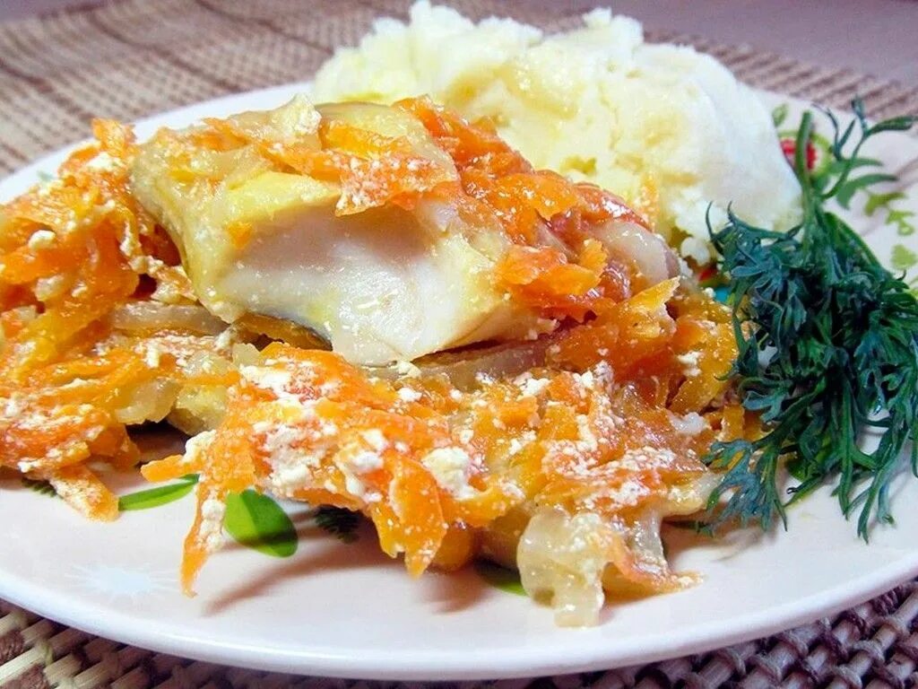 Как приготовить филе минтая на сковороде вкусно. Тушеная рыба минтай. филе минтая с морковью и луком. минтай с морковью и луком. минтай тушеный в сметане.