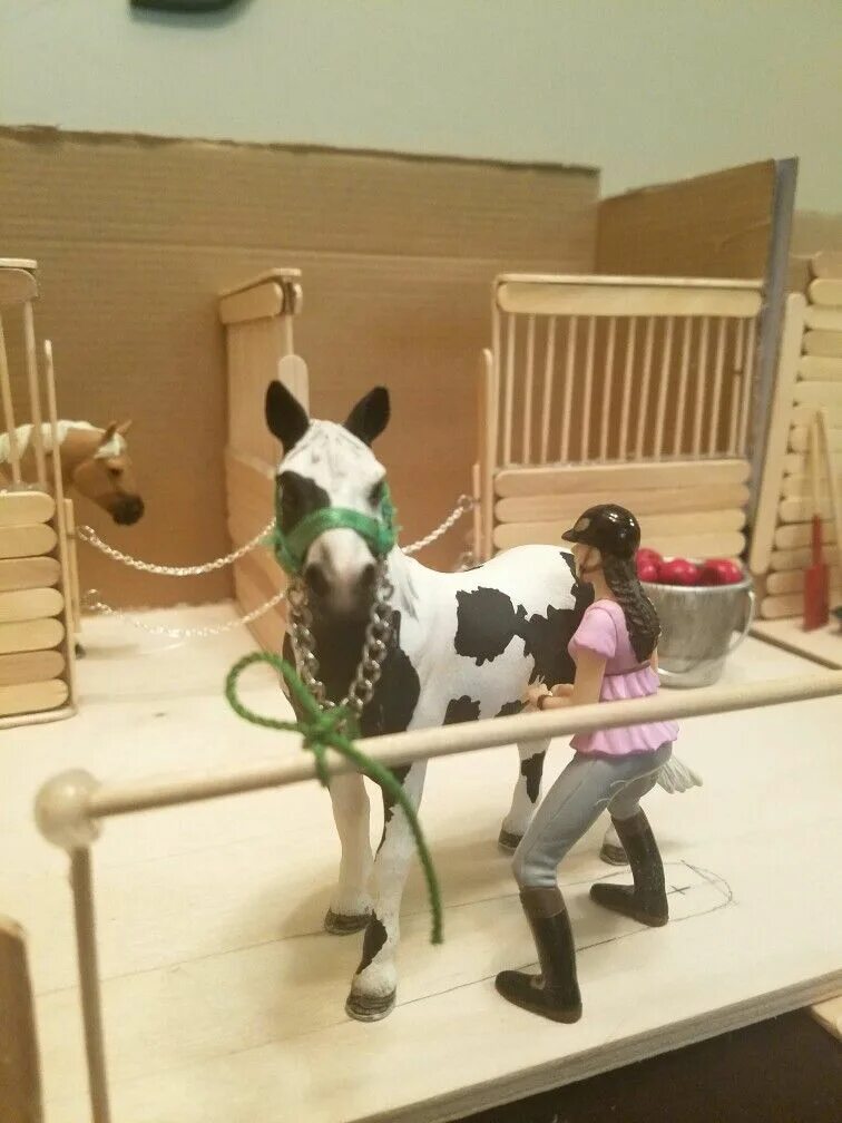 Как сделать лошадь шляйх. Шляйх лошади конюшня. конюшня 40164 schleich. конюшня шляйх из картона. деревянная конюшня шляйх.
