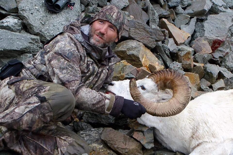 Охотники из Канады. Фото убитого животного. Воссоздание погибших животных.