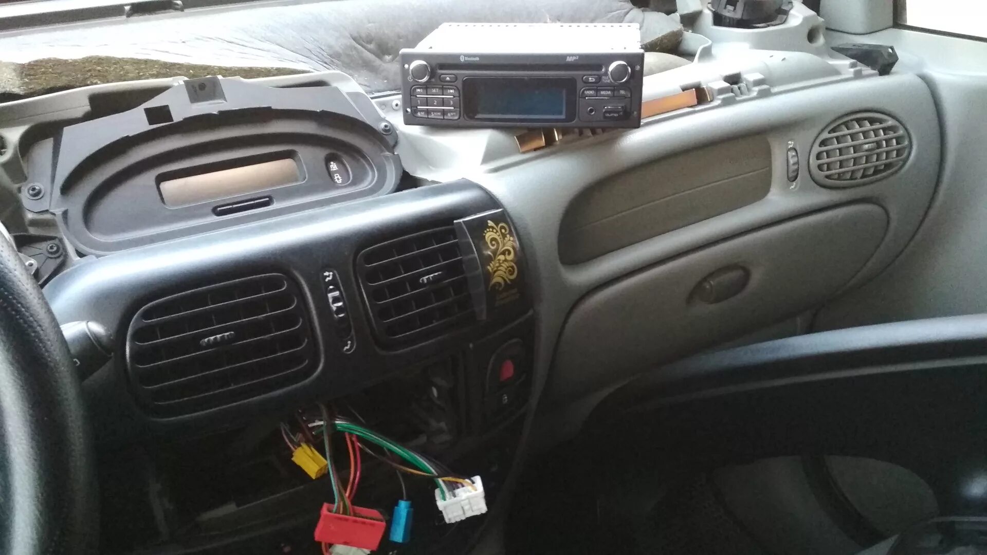 Замена штатной дисковой магнитолы - Renault Scenic RX4, 2 л, 2003 года автозвук 