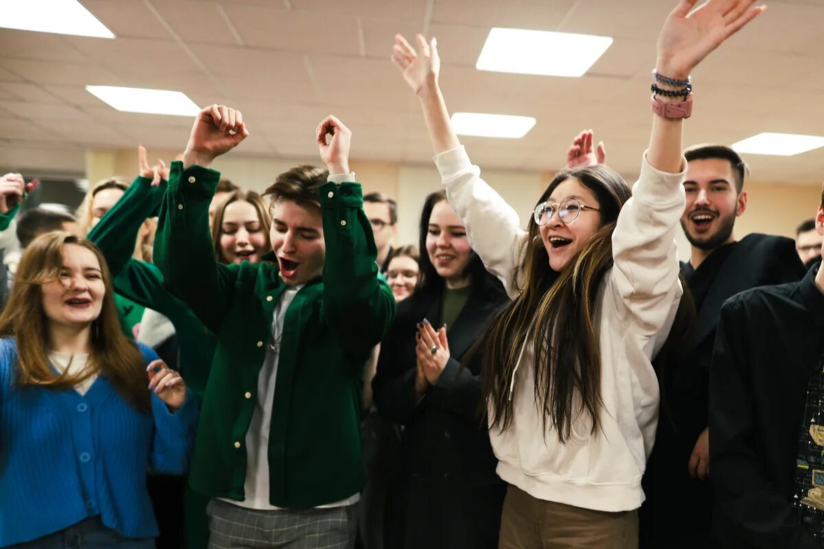 Студенты в феврале. Студенты в феврале. Исторический диктант. Студенты в масках в аудитории. Ученики колледжа.