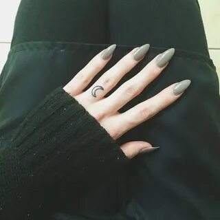 Месяц на пальце