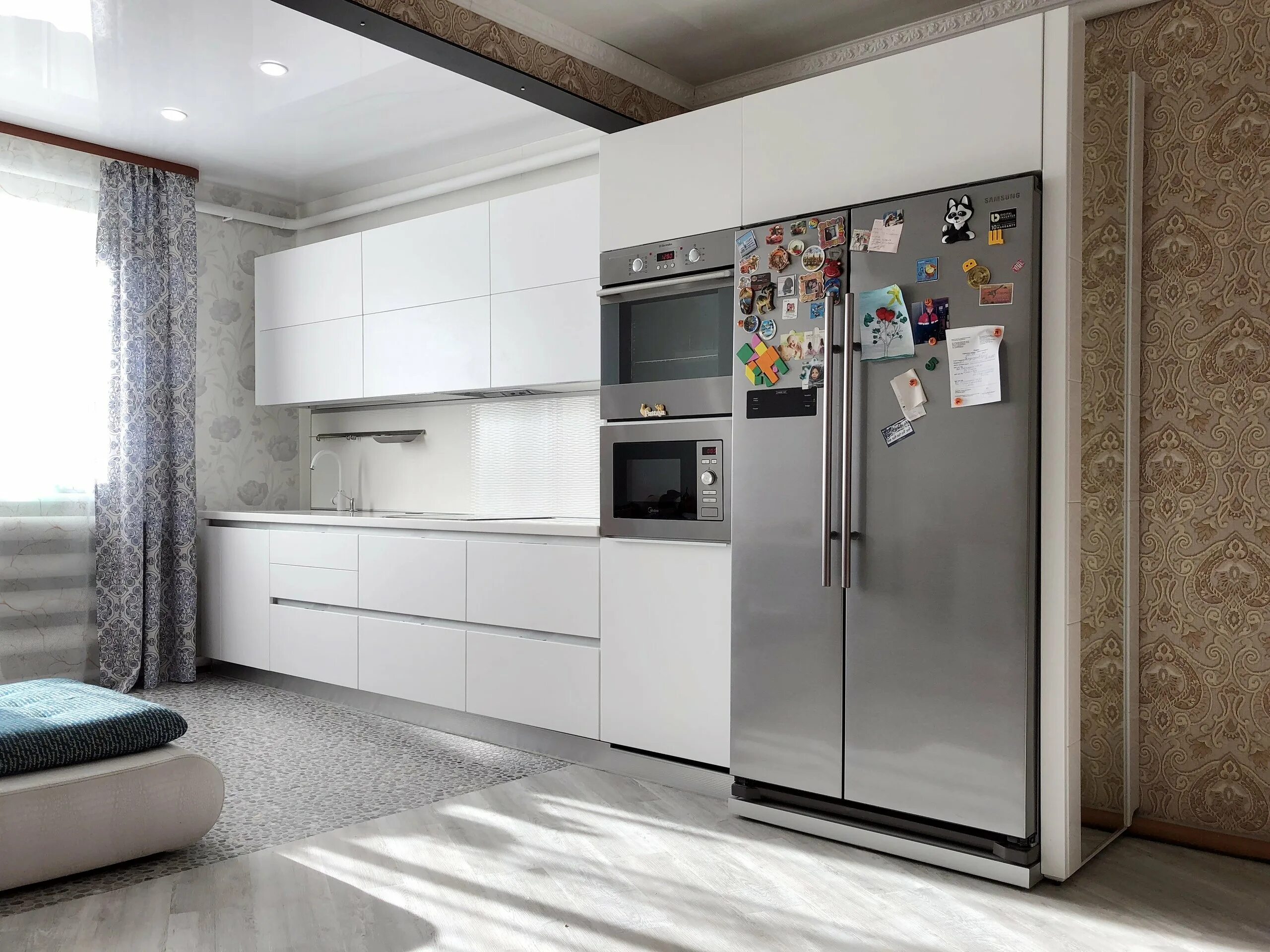 Холодильник в интерьере кухни. Холодильник в современном интерьере. Двухдверный холодильник в интерьере кухни.