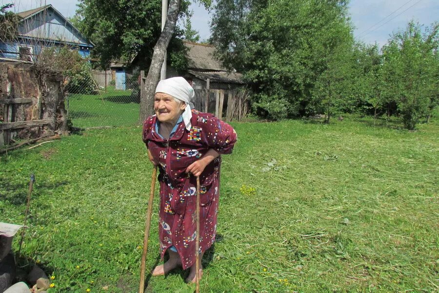 Бабушка село. Деревня Салья. Деревенская бабушка. Бабушка в деревне. Бабушка в селе.