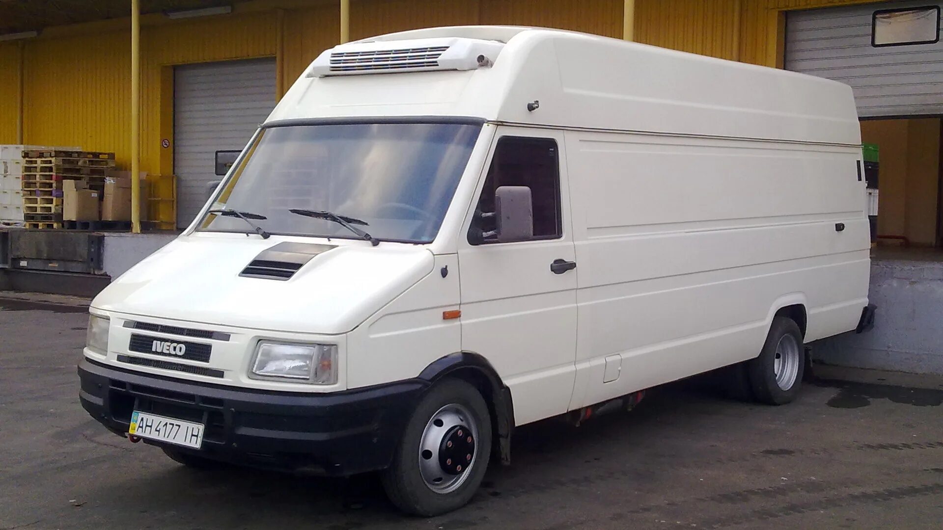 Бус ивеко. Iveco daily euro 2. ивеко бус грузовой. iveco транспортер. ивеко бус грузовой фото.