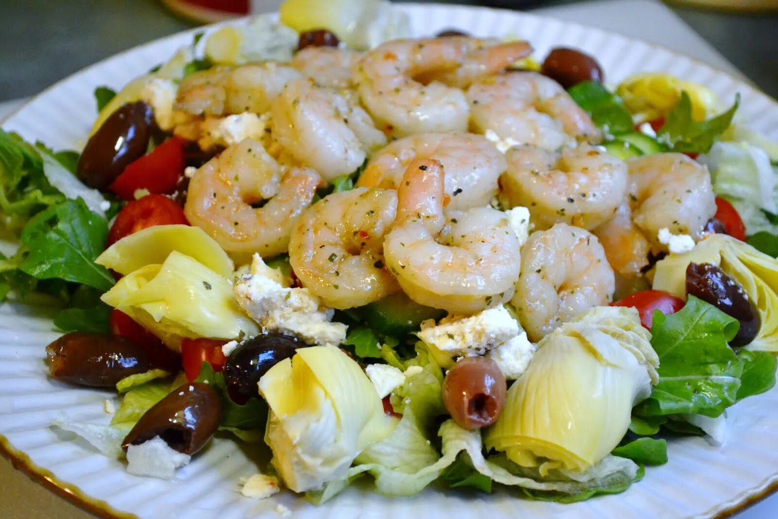 Салат с морепродуктами. Греческий салат с креветками. Салат греческий с морепродуктами. Салат Средиземноморский с морепродуктами. Салат с оливковым маслом рецепт