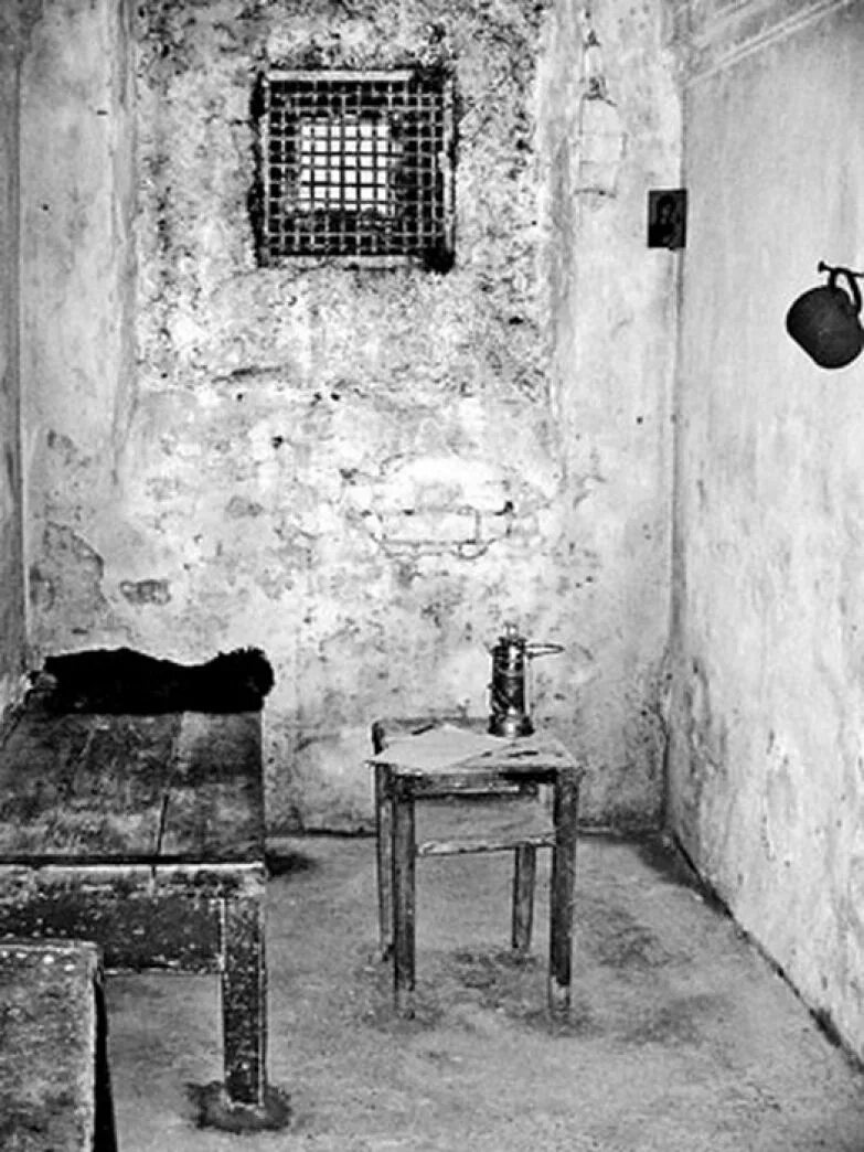 Наказание жизнью 2. Лефортово тюрьма Расстрельная камера. Иркутская тюрьма камера Колчака. Колчак в тюрьме. Расстрельная комната Бутырской тюрьмы.