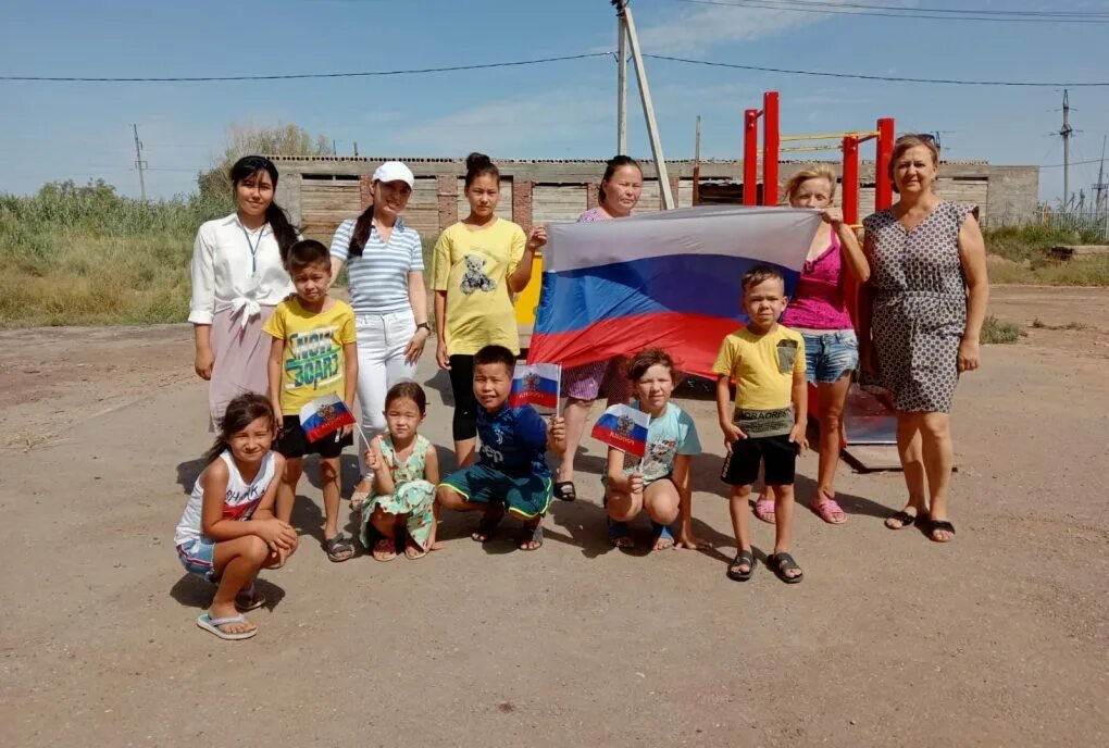 Володарское дети. Семья с флагом россии. игра население. дети возле флага россии. володарский район.