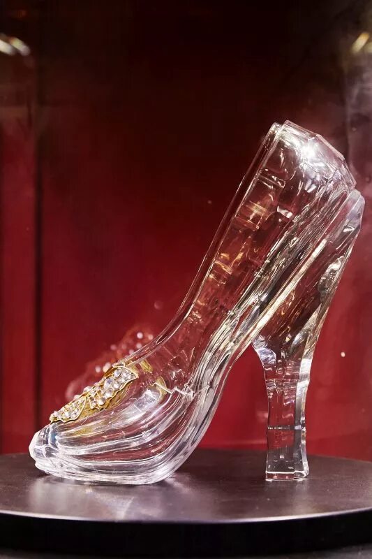 Туфли из хрусталя песня. Золушка дисней туфелька. Туфли из хрусталя песня. Туфли из хрусталя песня. Туфли золушки.