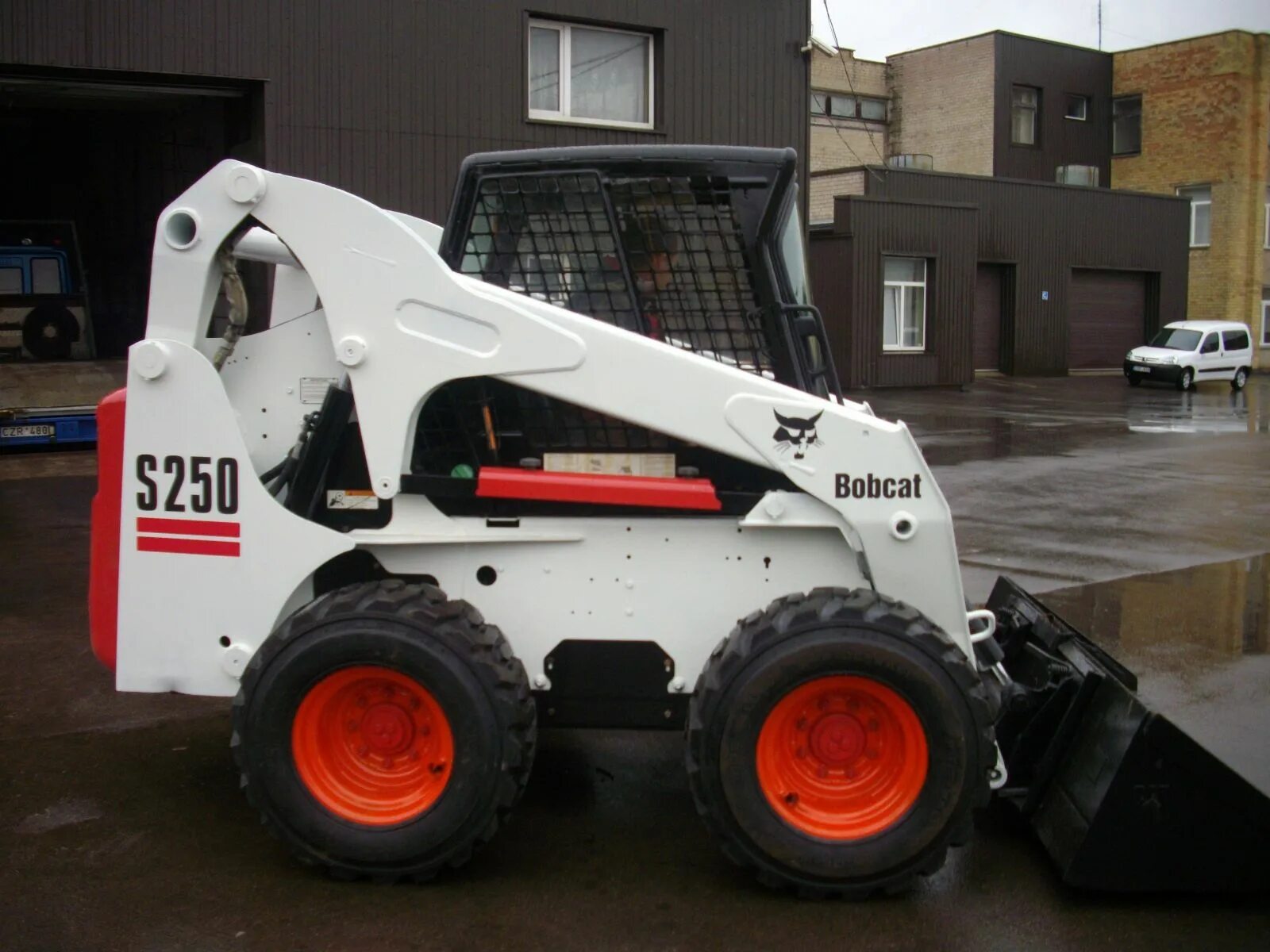 Bobcat s250. Погрузчик Bobcat s130. Бобкэт 250. Трактор Бобкэт. Трактор Bobcat wl50.