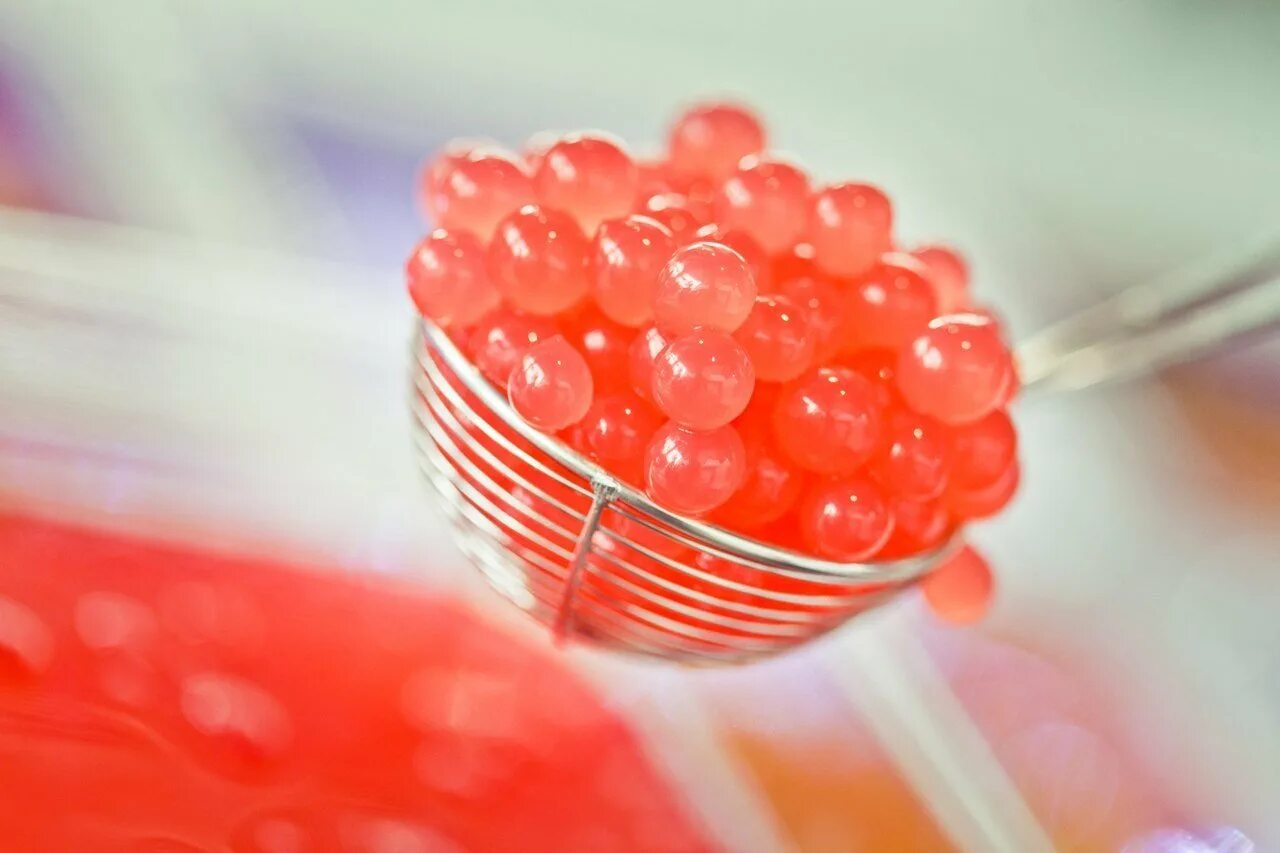 Напиток с шариками внутри как называется. Джус боллы. джус боллы bubble tea. тапиока bubble tea. коктейль с шариками.