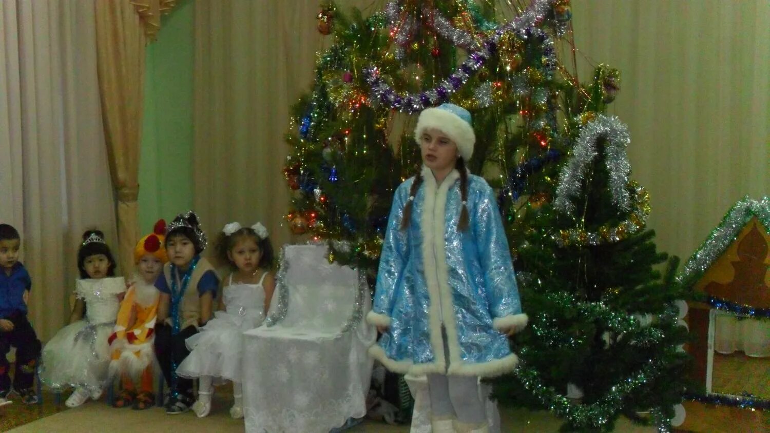 снегурочки на детском утреннике. выход снегурочки на детском утреннике. снегурочка на новогоднем утреннике в детском саду. выступление снегурочки в детском саду. снегурочки на детском утреннике.
