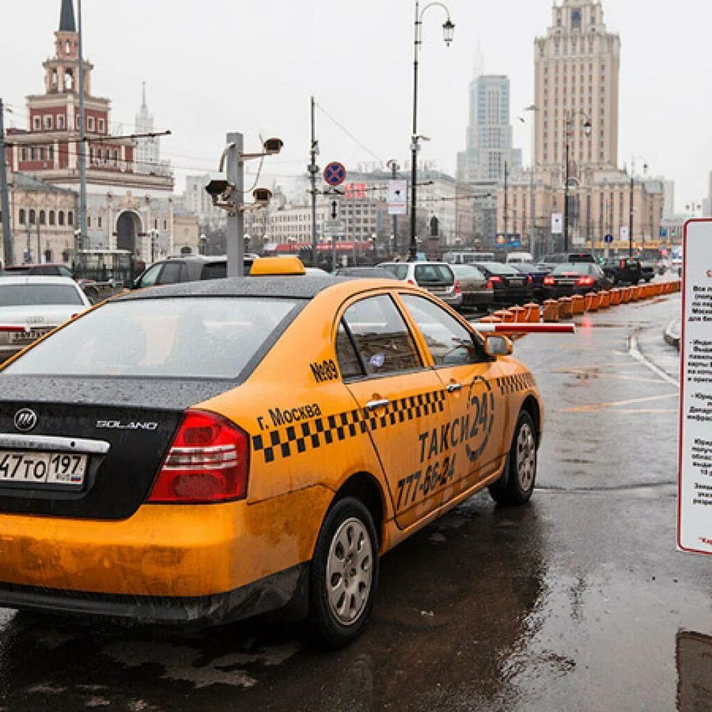 Такси москва киевская. Казанский вокзал стоянка такси. Стоянка такси в Москве. Автомобиль «такси». Стоянка такси у вокзала.