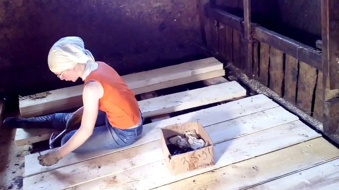 Толстую в сарае. Деревянный пол в сарае. деревянный пол в коровнике. полы в сарае для коров. деревянные полы для коров.