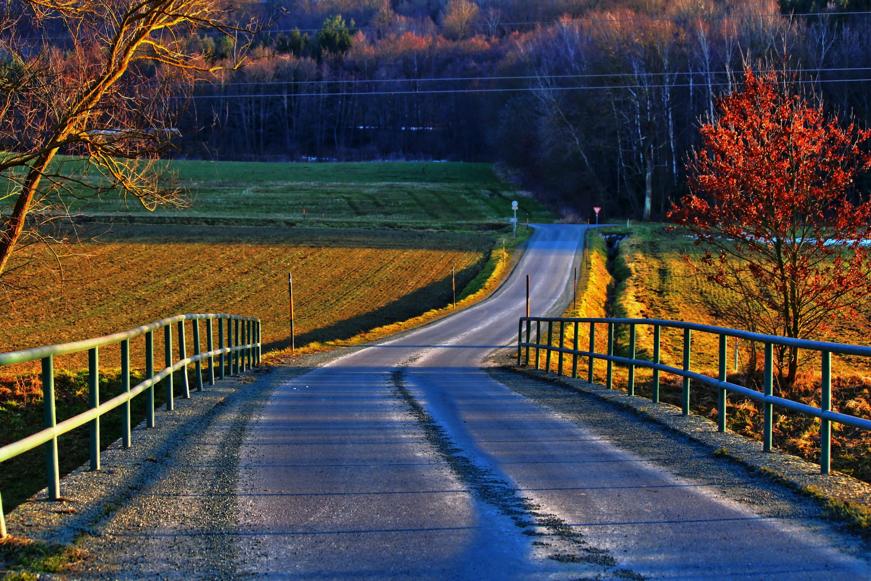 County roads. Кантри Роудс. Пейзаж с дорогой. Дорога мост. Пейзаж с мостом.