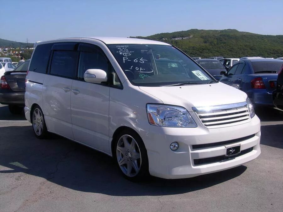 Тойота вокси 2017. Toyota noah 2002. Toyota noah 2. Toyota noah 2009. Минивэн тойота ноах.