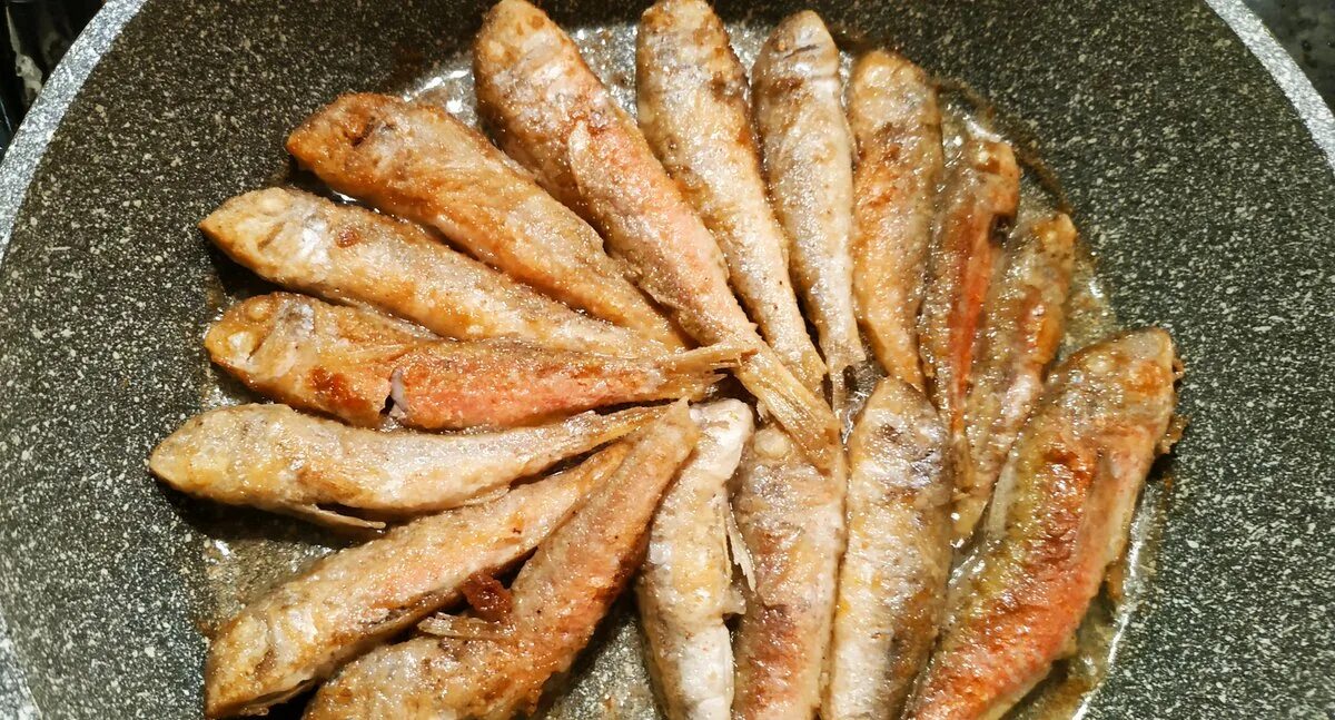 Сколько жарить рыбу на сковороде в муке. Барабулька и корюшка. жареная пелядь. икра корюшки жареная. ряпушка жареная на сковороде.