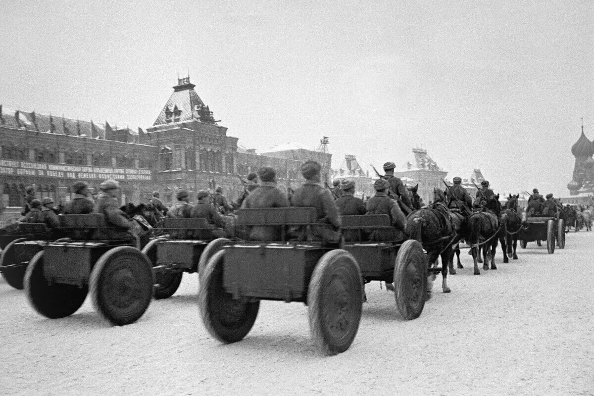 Первый парад 7 ноября 1941. Парад 1941 года на красной площади. Парад 7 ноября 1941. Парад на красной площади 1941 битва за Москву. Парад 7 ноября 1941 года в Москве на красной площади.