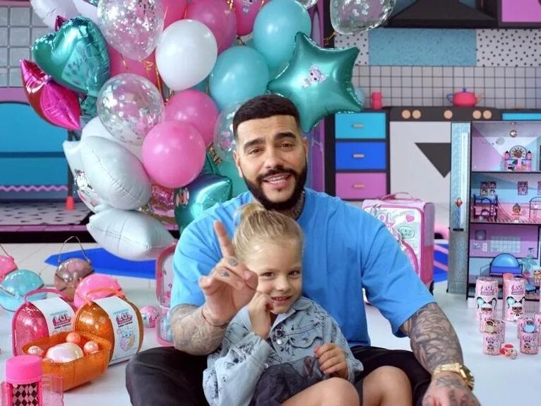 креативный папа. смешной папа. с днем отца. крутой папа банбан. папа и дочь младенец.