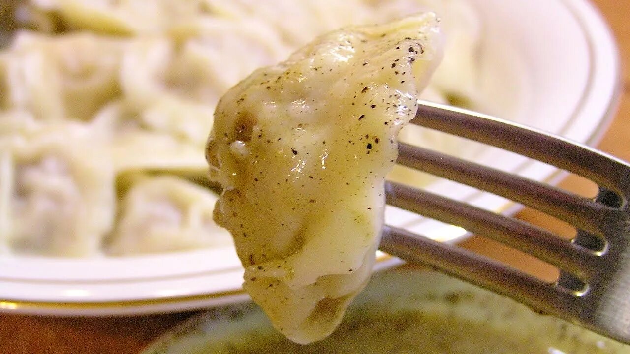 Пельмени со сметаной. Тарелка пельменей. Пельмени «вкусные». Пельмени вилков. Пельмень на вилке.