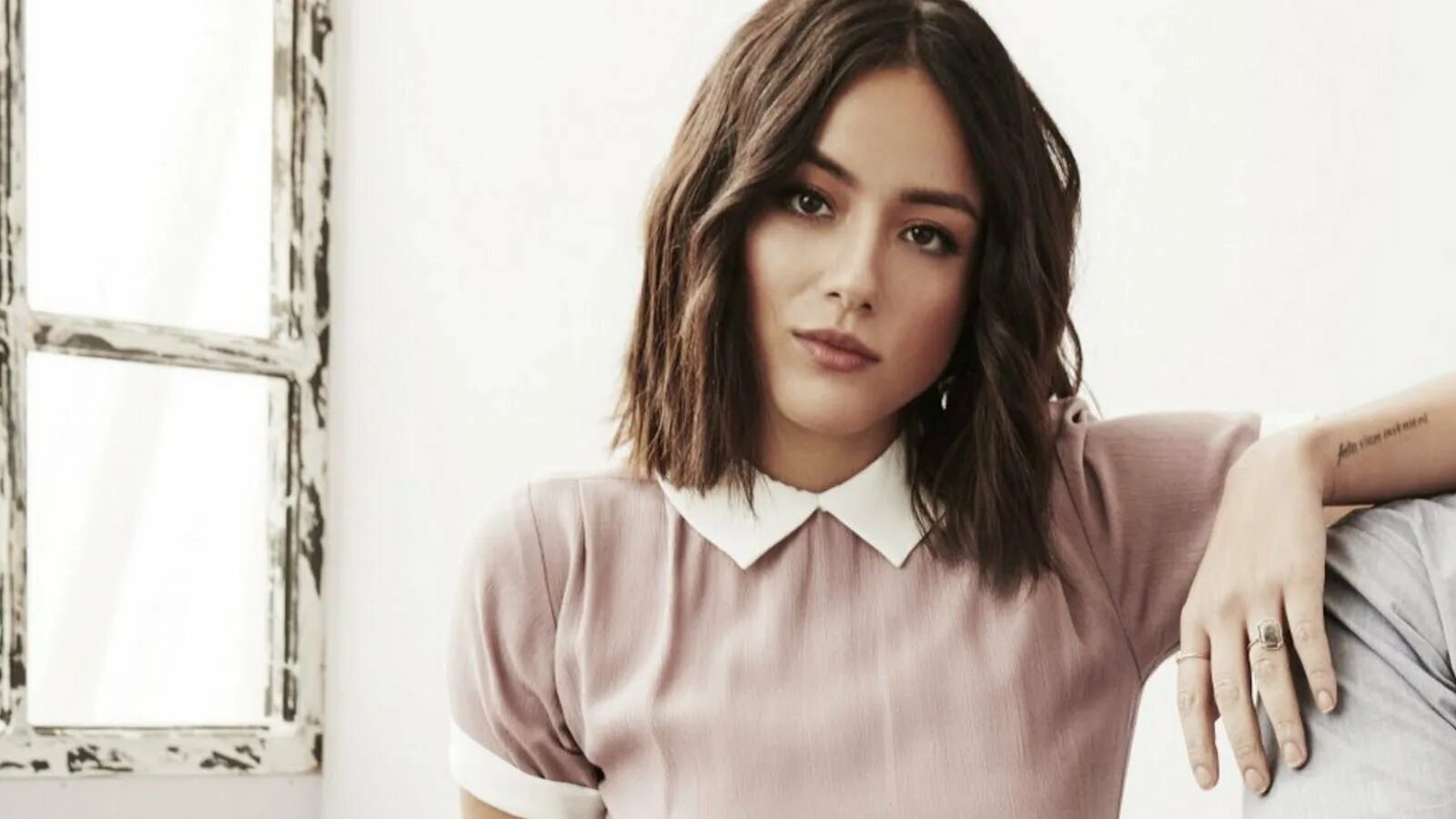 Chloe johnson. Дейзи джонсон. chloe bennet 2025.