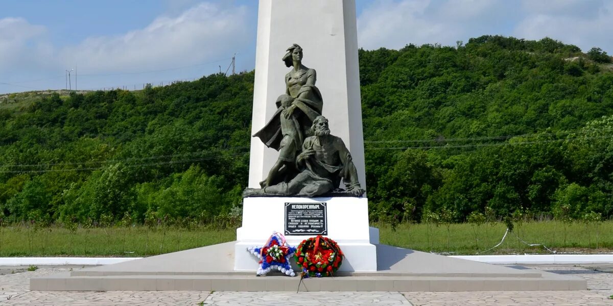 Памятник непокоренным в Новороссийске. Новороссийск, Обелиск непокоренным. Новороссийск памятники Великой Отечественной войны. Город герой Новороссийск памятники ВОВ.