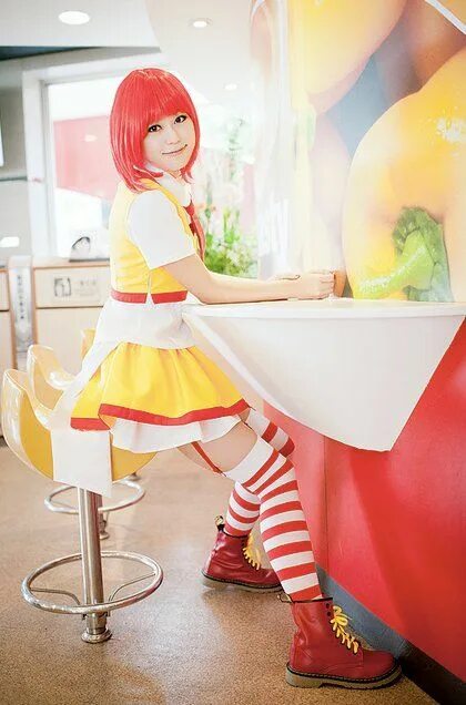 Mcdonalds cosplay. Рональд Макдональд косплей. Рональд Макдональд девушка косплей. Косплей макдональдс.