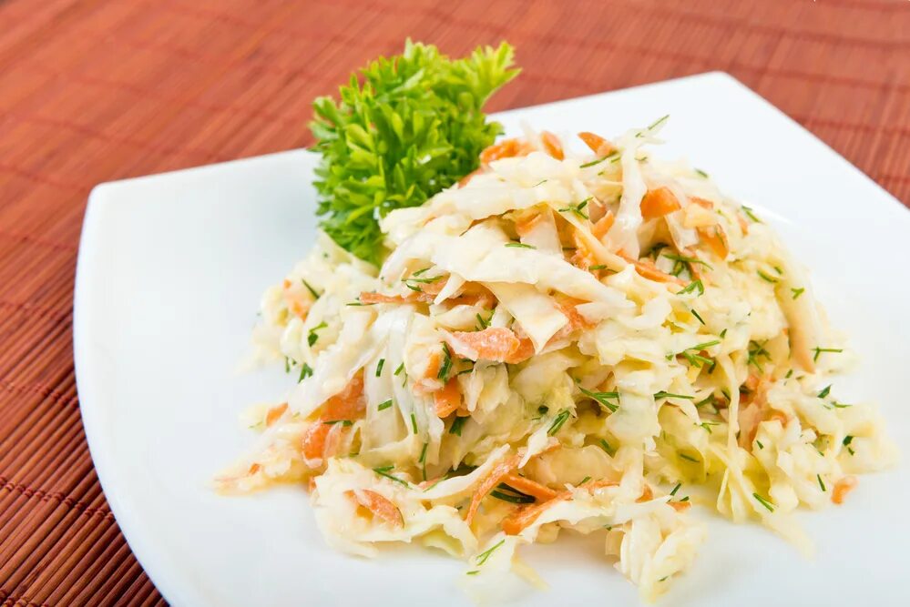 Как вкусно приготовить салат из свежей капусты. Коул слоу. салат с капустой. салат из свежей капусты с майонезом. салат с капустой и майонезом.