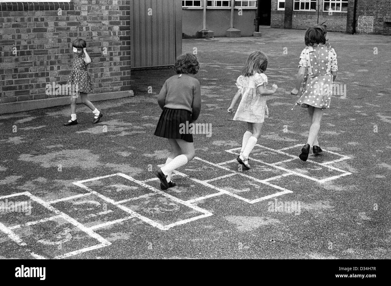 1970s game. 1970s Kids. Playground School девочка. Children playing in 1960s.