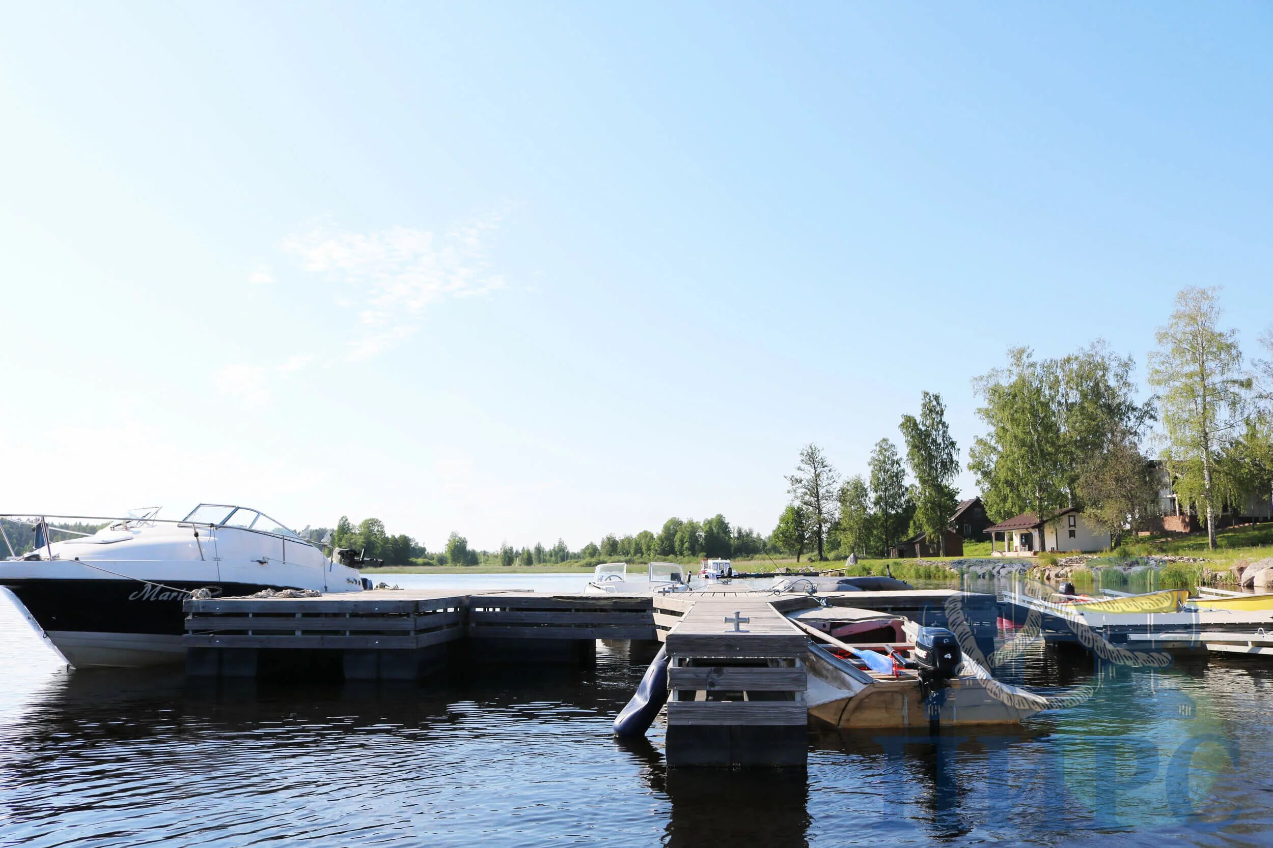 База причал куйбышевский затон. Причал с лодками в москве. Понтонный причал. Ресторан пирс на крестовском острове. Пирс спб.
