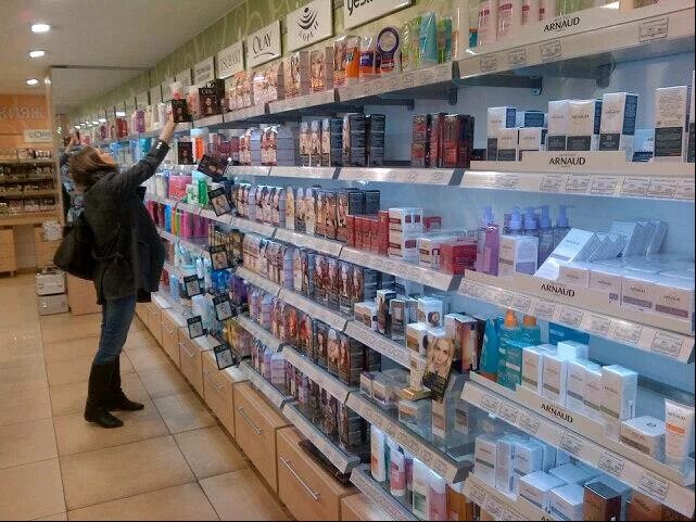 Парфюмерия в магазине лэтуаль. Выкладка парфюмерии. Выкладка парфюмерии. Парфюм магазина летуаль. Л'этуаль парфюмерия.
