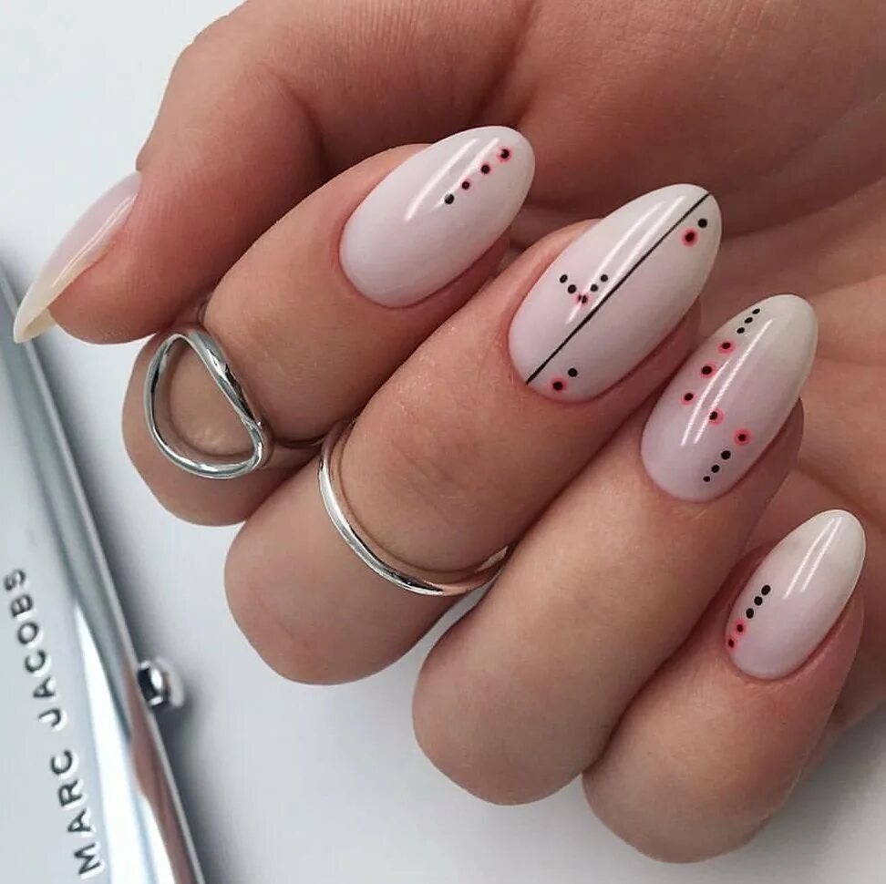 Ногти 2023 простые. Нежный маникюр с блестками. Красивый нежный маникюр. Ногти 2023 простые. Маникюр с веточками и листочками.