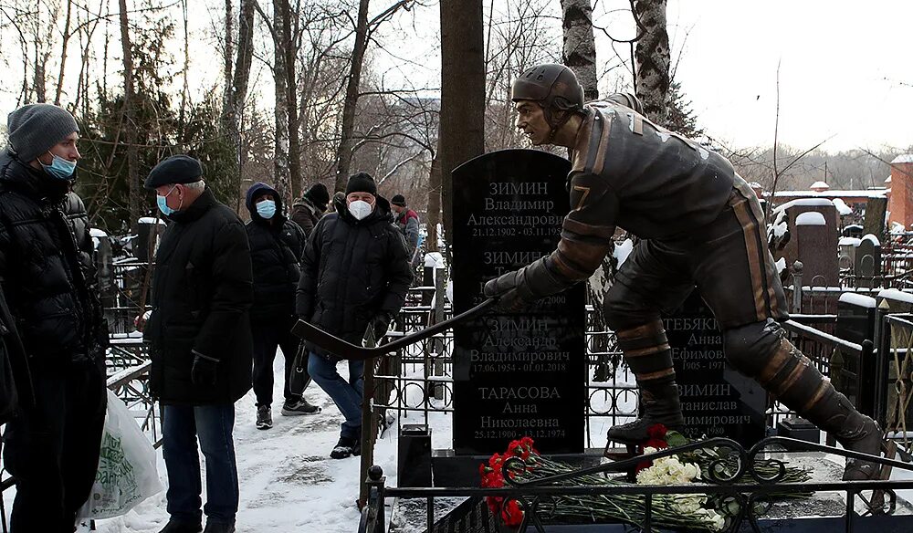 Увековечить память. Памятник Евгению Зимину. Евгений Владимирович Зимин могила. Памятник на Преображенском кладбище. Зимин Евгений хоккеист памятник.