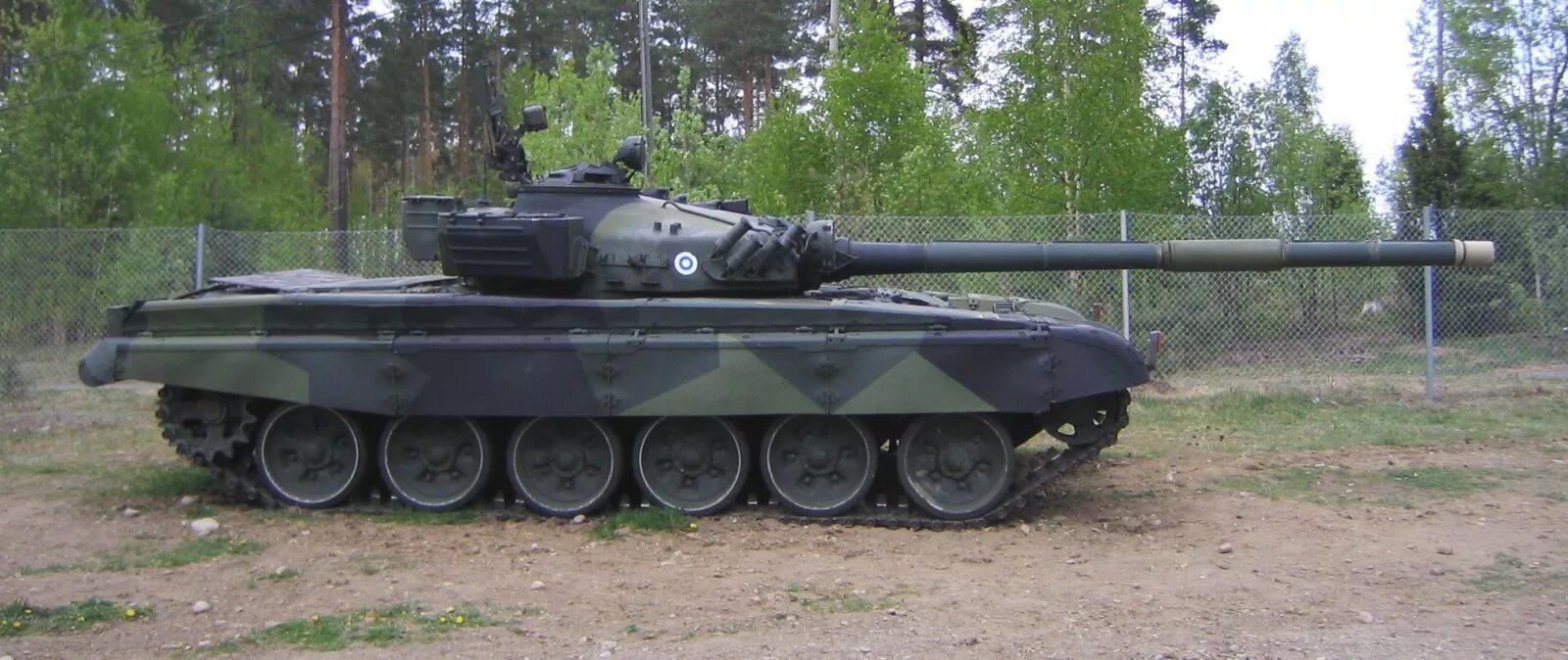 Т 72 сбоку. Т-72 Финляндии. Танк т72. Топливные баки т72. Береж т