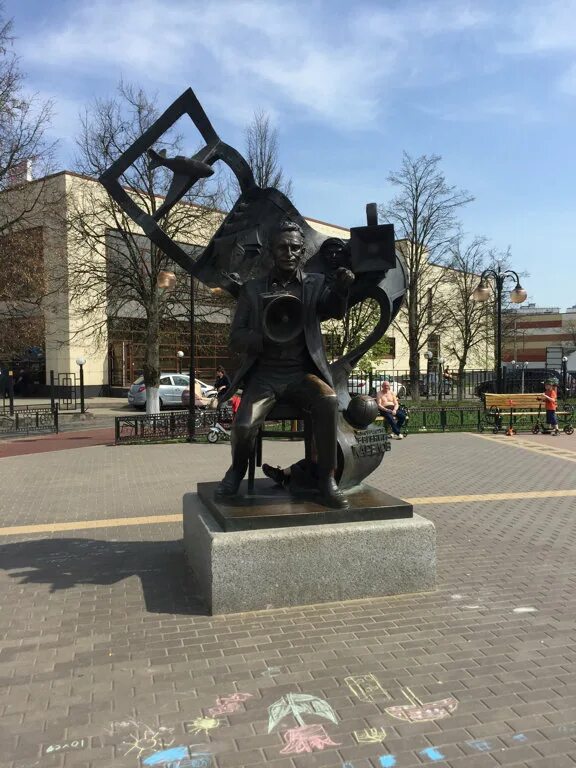 художественная набережная подольск. памятник рыбке в подольске. евгений карелов памятник в подольске. памятники подольска. подольск скульптуры.