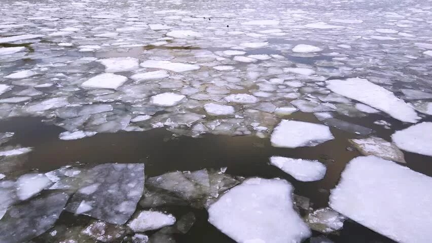 Таяние льда на реке. Весенний лед на реке. Треснувший лед на реке. Потрескавшийся лёд на реке. Трещина река