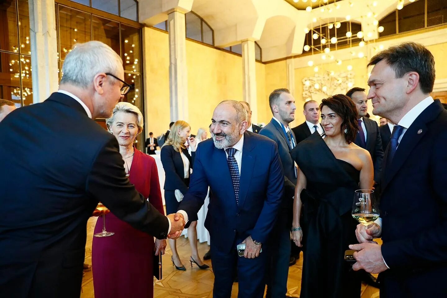 Говорит ереван. Жена президента Армении. Супруга азербайджанского президента. Жены Алиева и Пашиняна. Пашинян премьер.